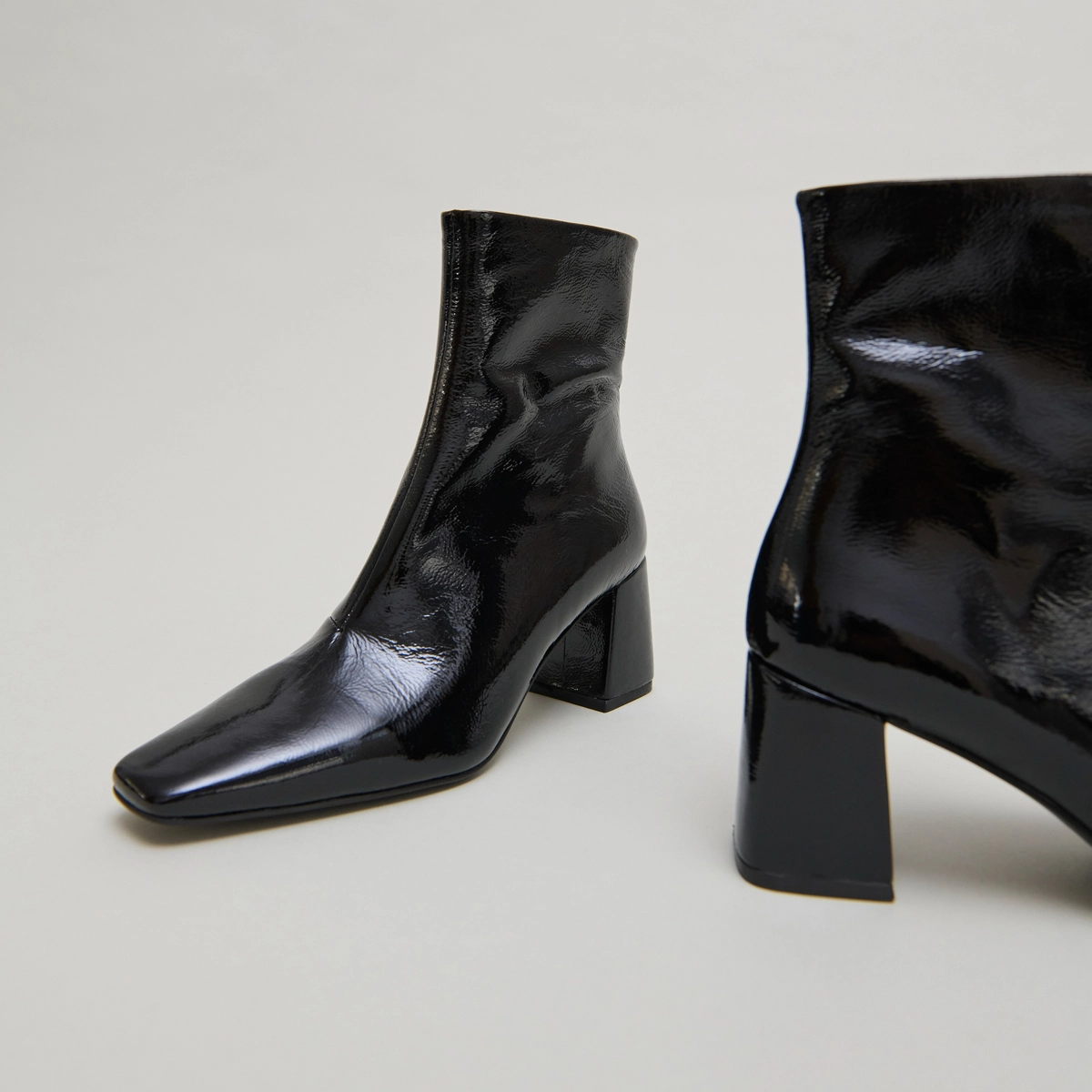 Pointed-toe ankle boots in black pleated patent | DALIBAR