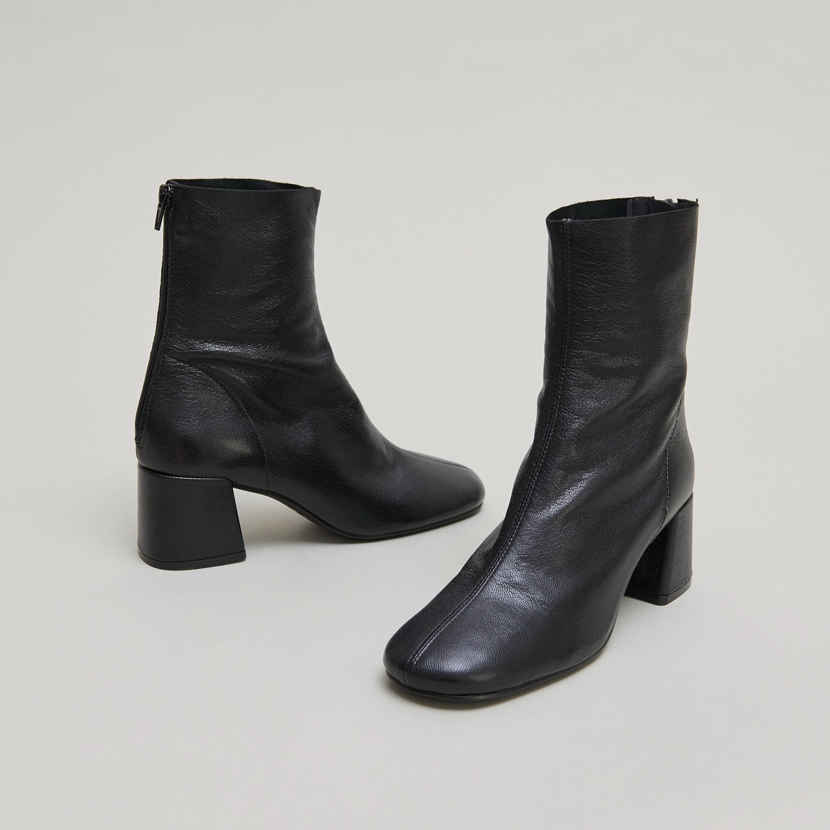 Ankle boots with rear zips in black grained leather | DENONIE