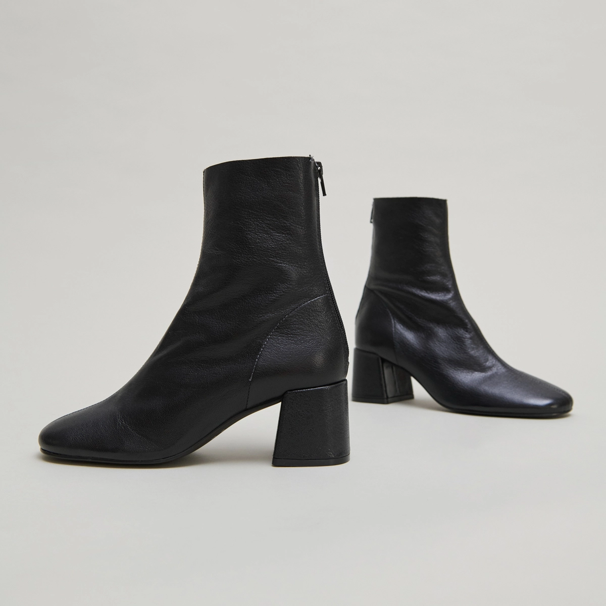 Ankle boots with rear zips in black grained leather | DENONIE