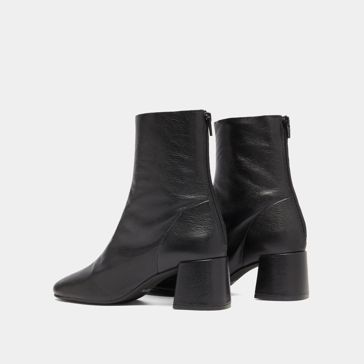 Ankle boots with rear zips in black grained leather | DENONIE