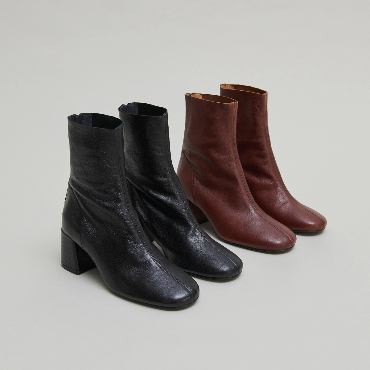 Ankle boots with rear zips in black grained leather | DENONIE
