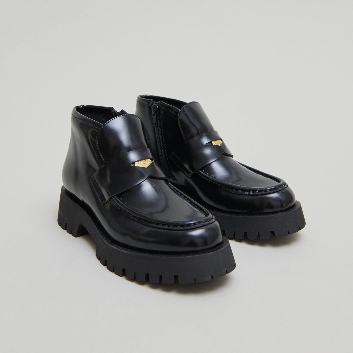 Lowboots with gold details in black glazed leather | DESK