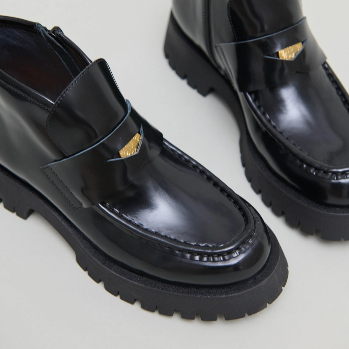 Lowboots with gold details in black glazed leather | DESK