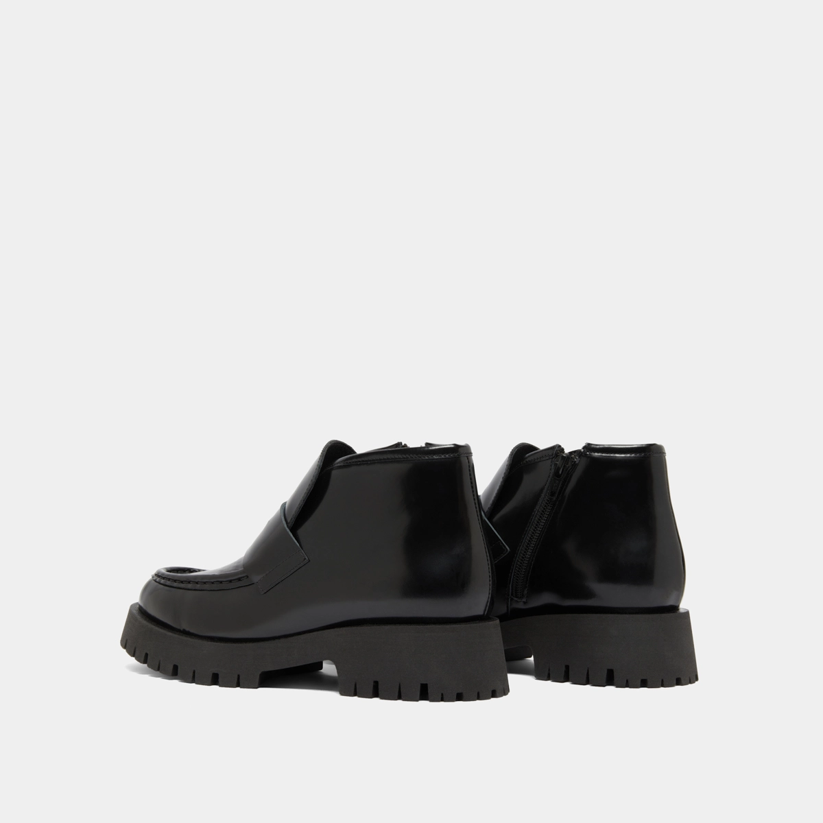 Lowboots with gold details in black glazed leather | DESK