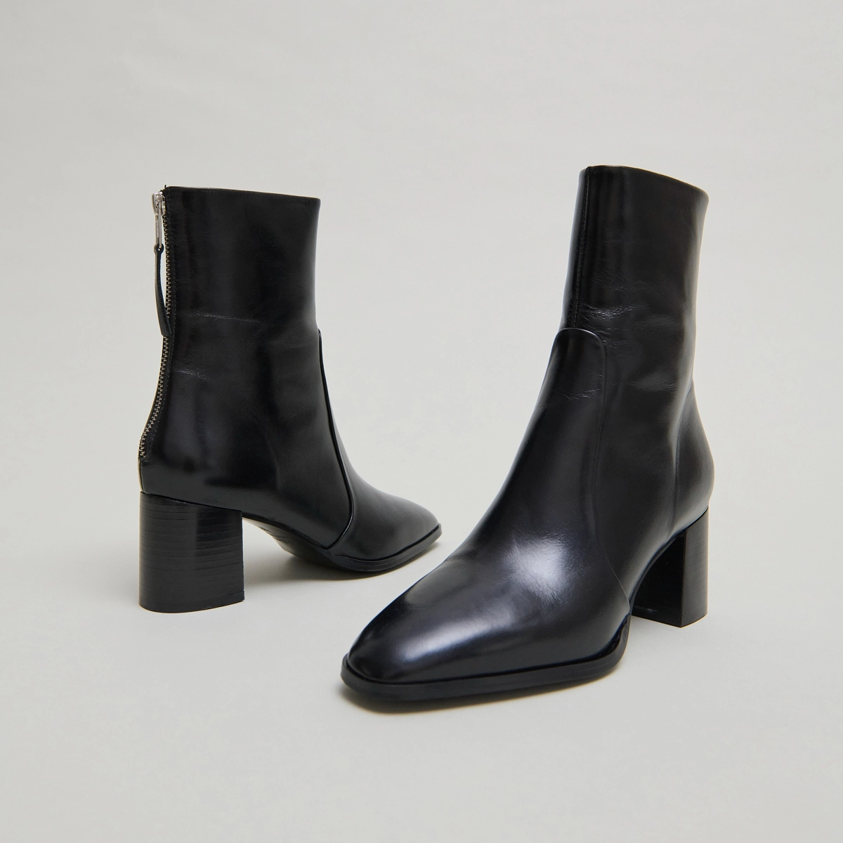 Ankle boots with rear zips in black leather | DETRAS
