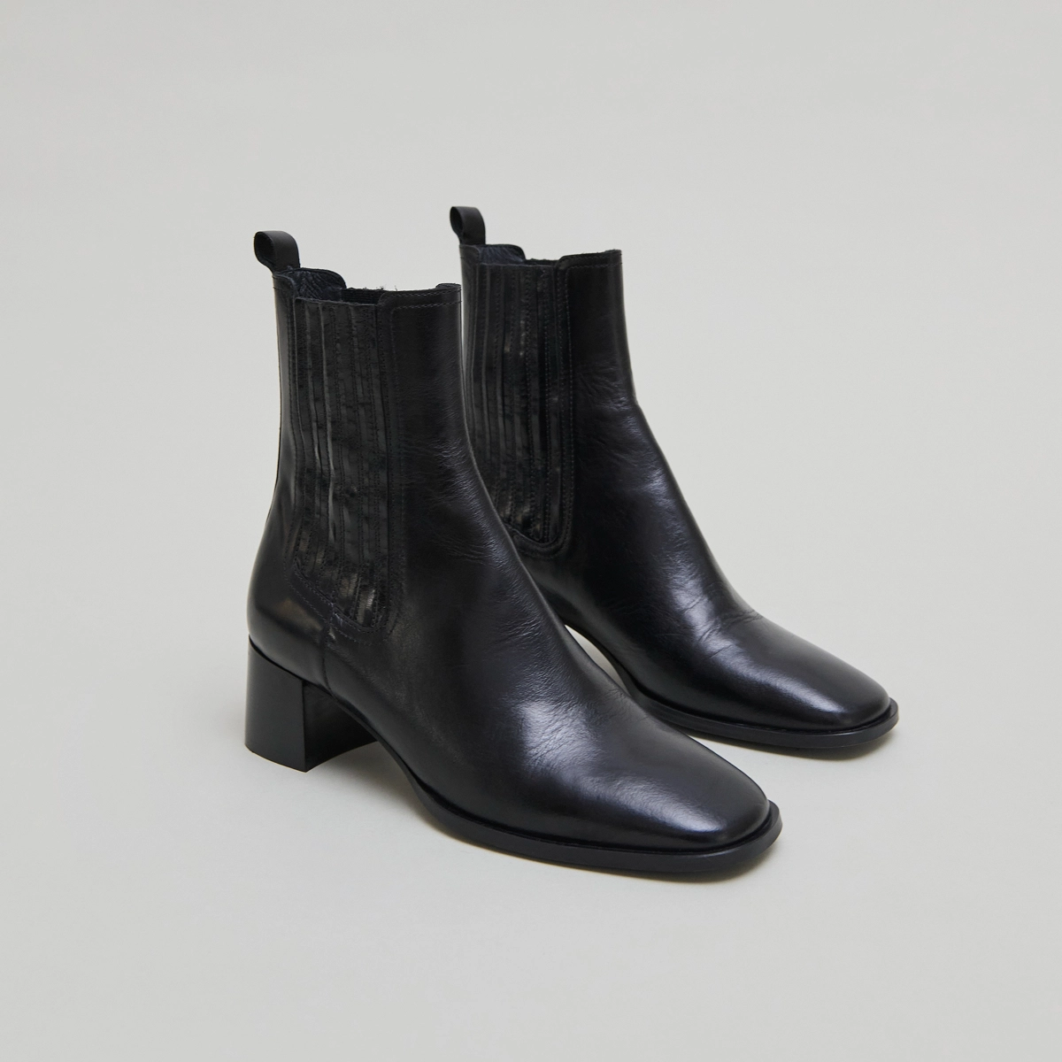 Gathered ankle boots in black leather | DINGO
