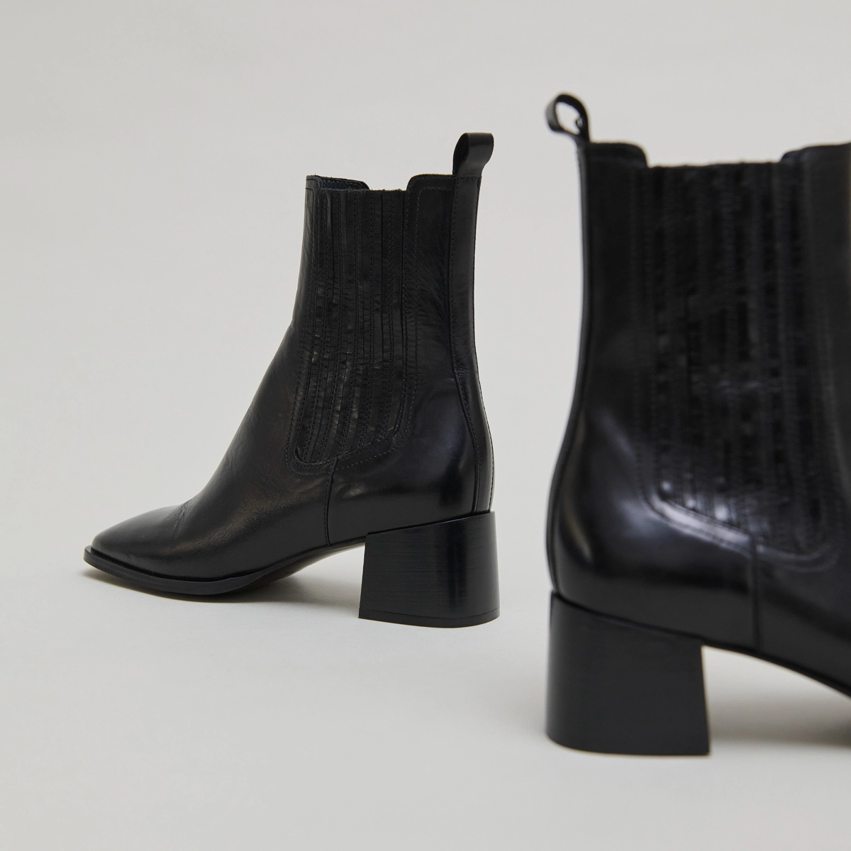 Gathered ankle boots in black leather | DINGO