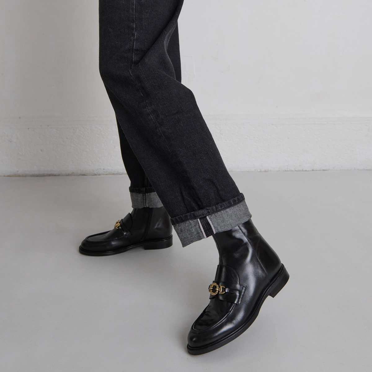 Lowboots with gold bits in black leather | DIVOK
