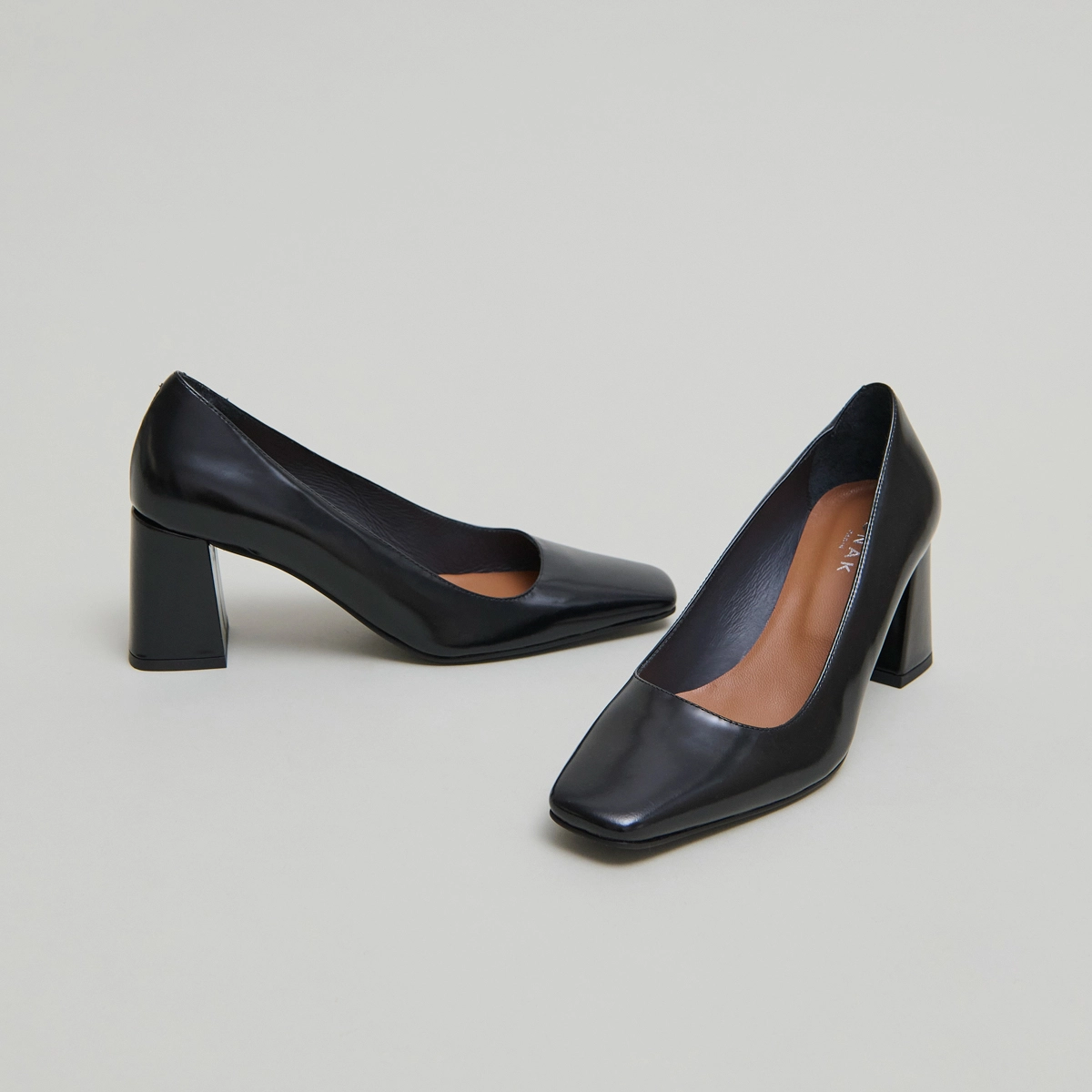 Wide-heeled pumps in black glazed leather | DODEME