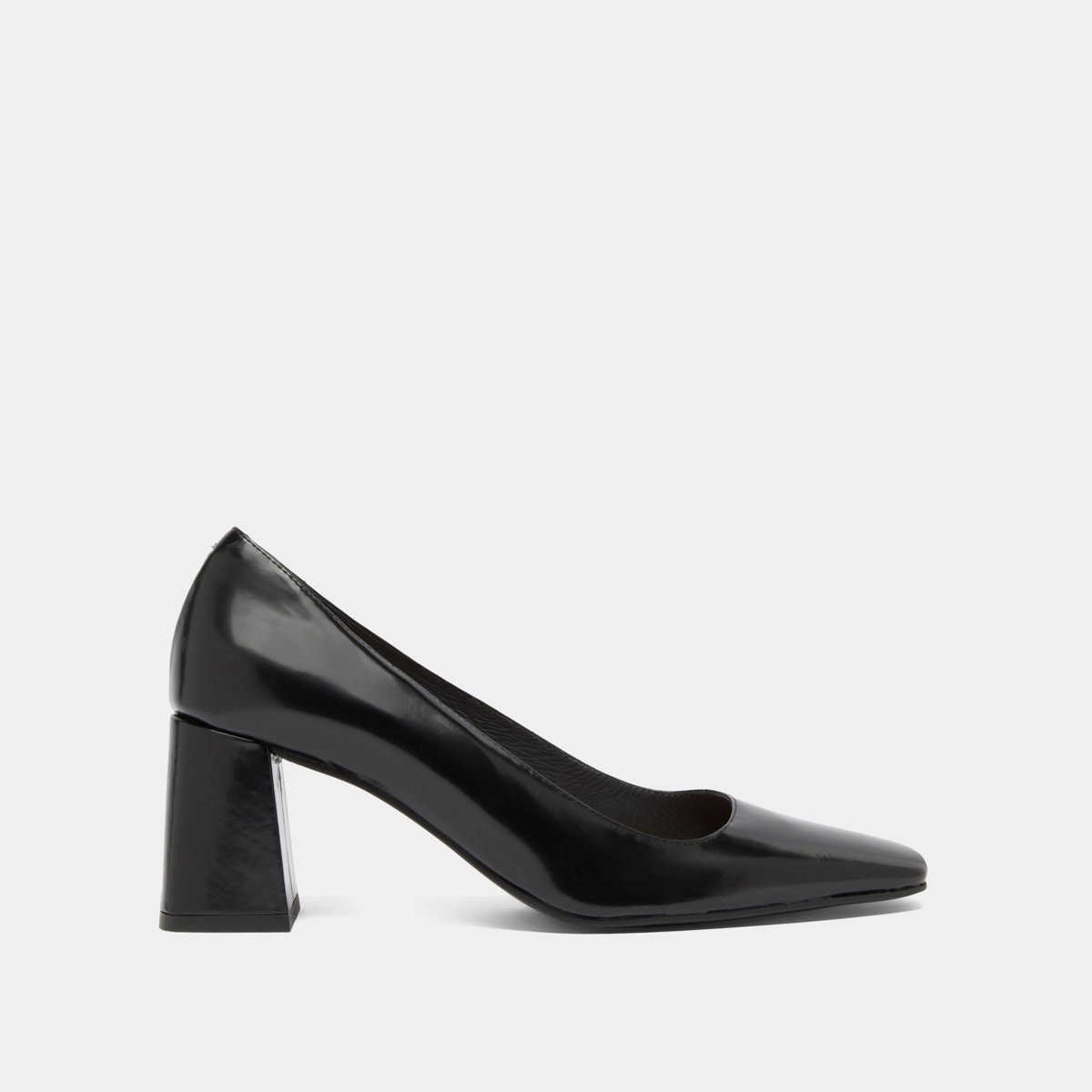 Wide-heeled pumps in black glazed leather | DODEME