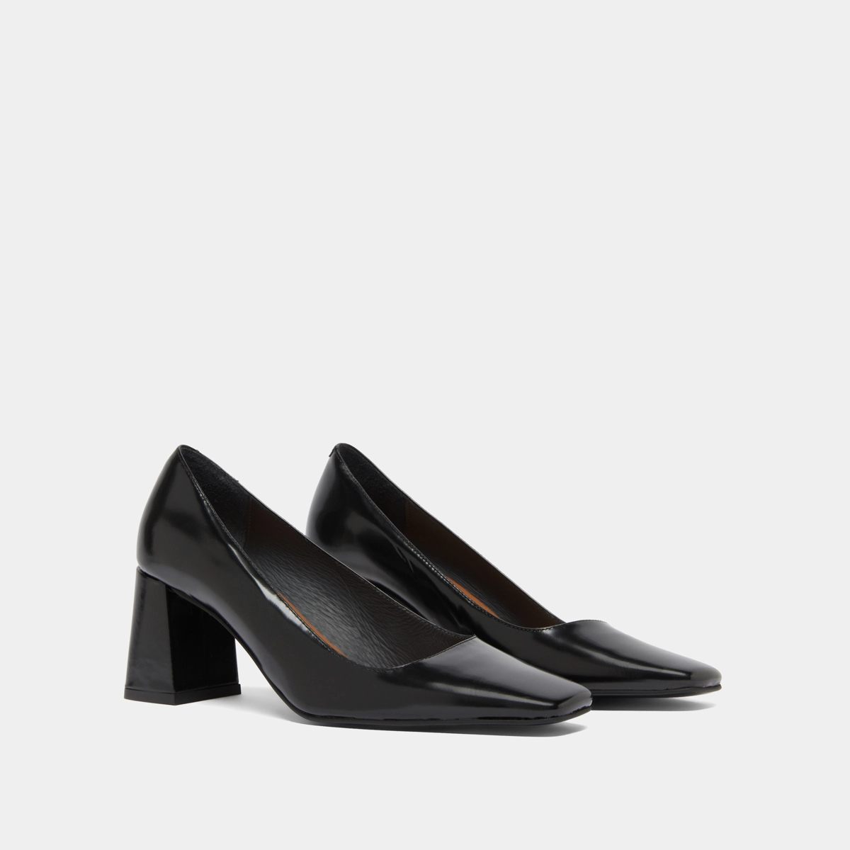 Wide-heeled pumps in black glazed leather | DODEME