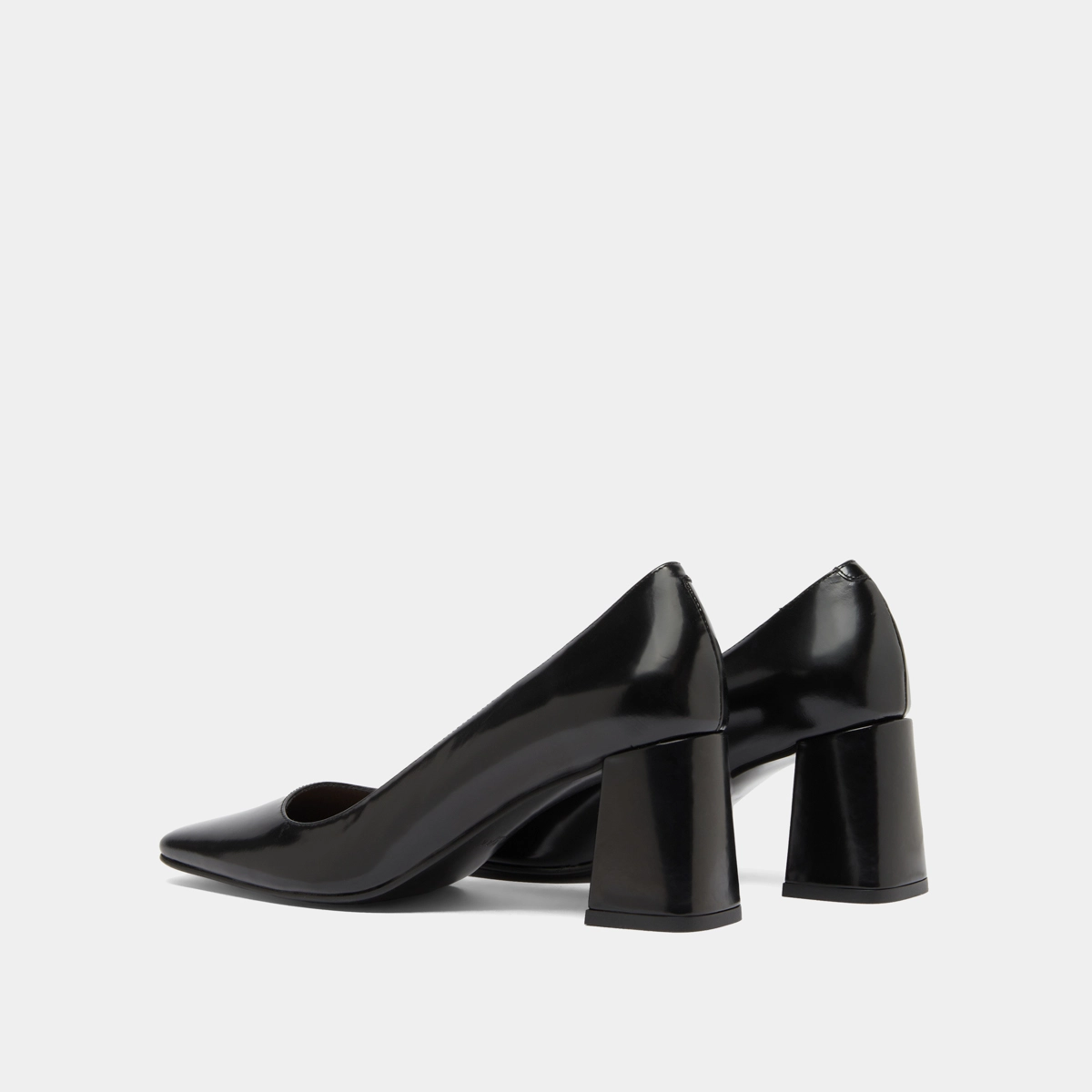 Wide-heeled pumps in black glazed leather | DODEME