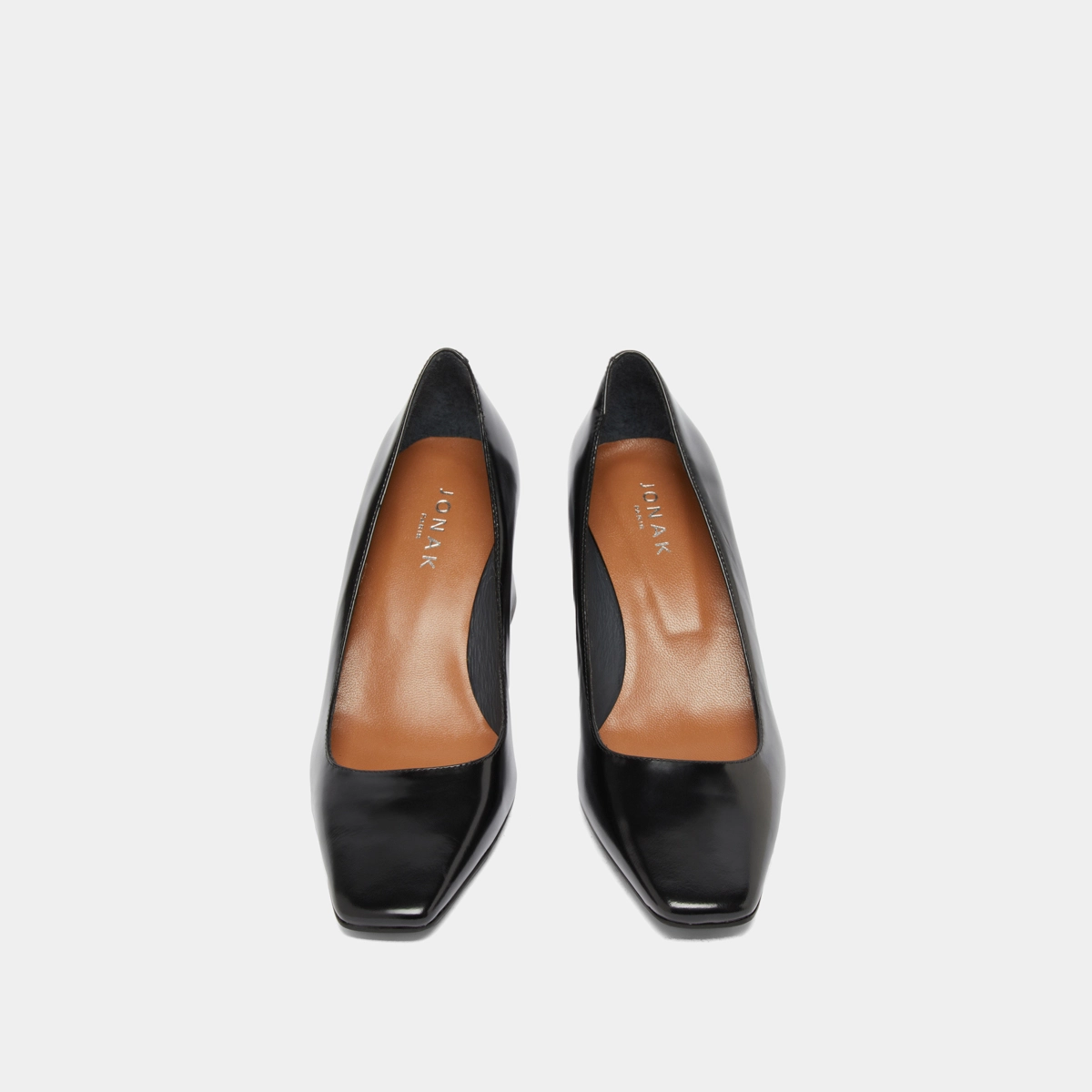 Wide-heeled pumps in black glazed leather | DODEME