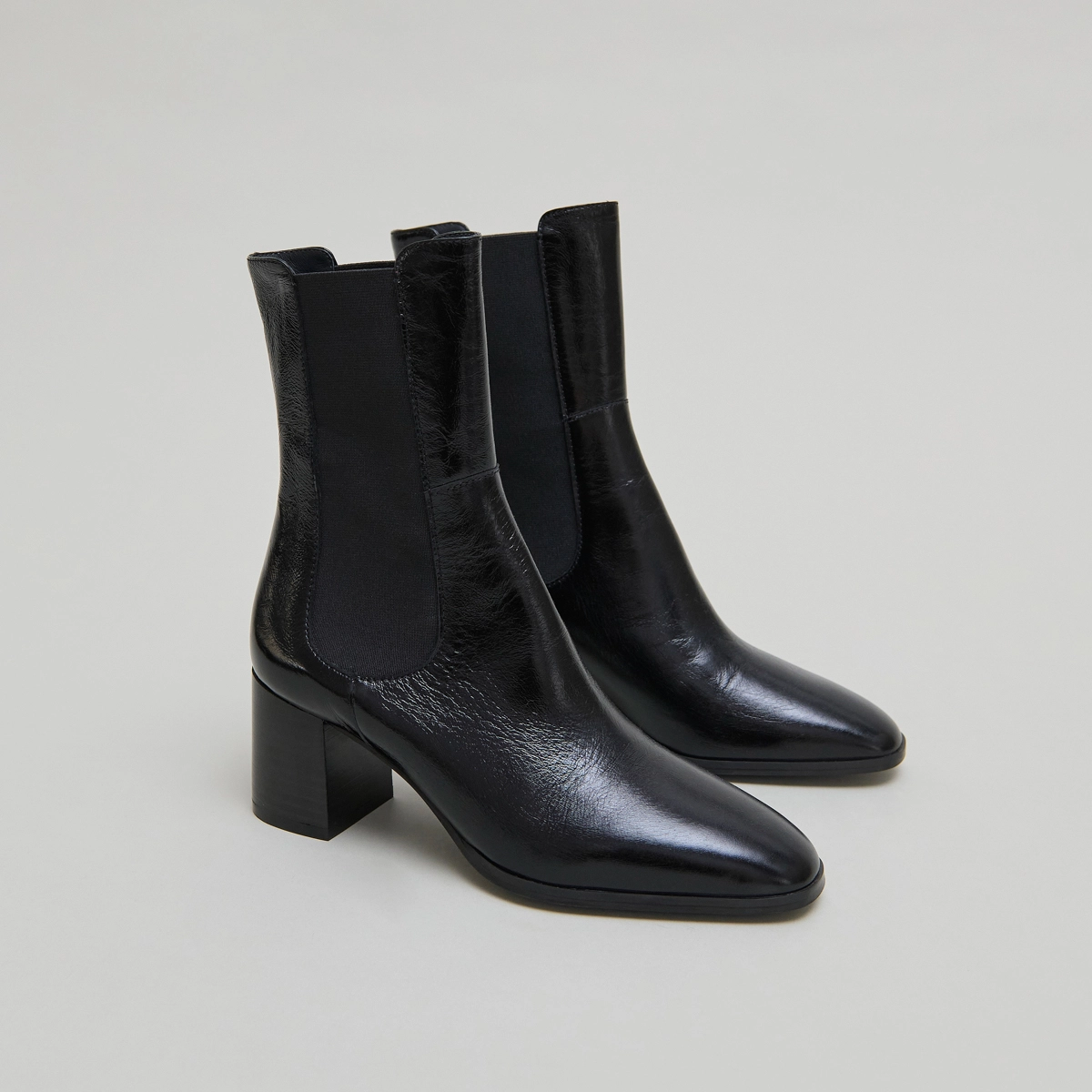 Ankle boots with elastics in black shiny leather | DUCHA