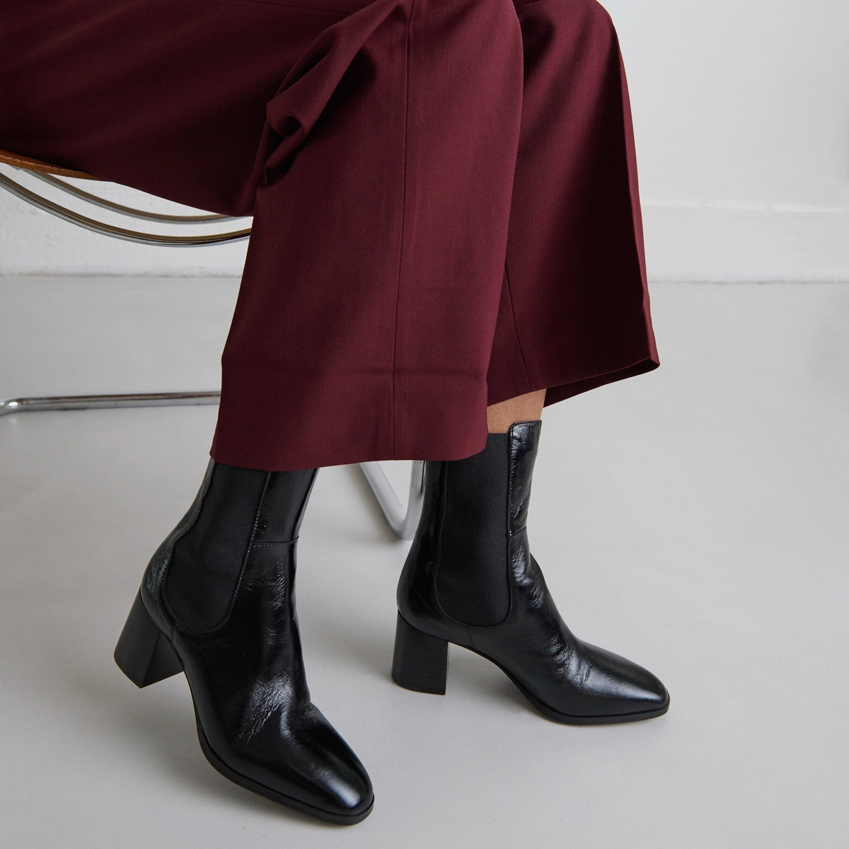 Ankle boots with elastics in black shiny leather | DUCHA