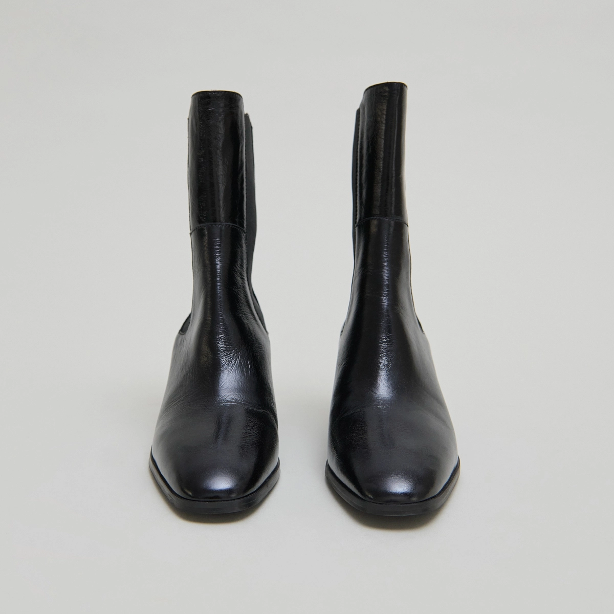 Ankle boots with elastics in black shiny leather | DUCHA