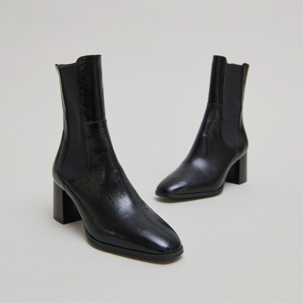 Ankle boots with elastics in black shiny leather | DUCHA