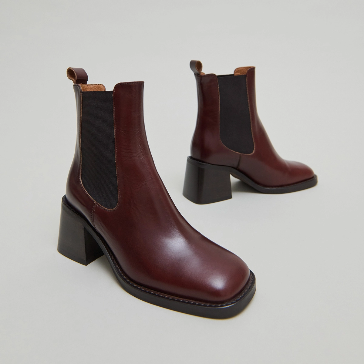 Ankle boots with elastic straps and thick heels in brown patinated leather | DUCK