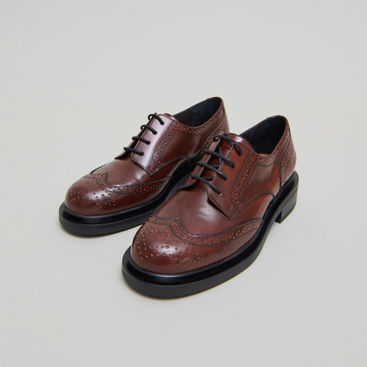 Openwork Derbies in brown glazed leather | DUERMO