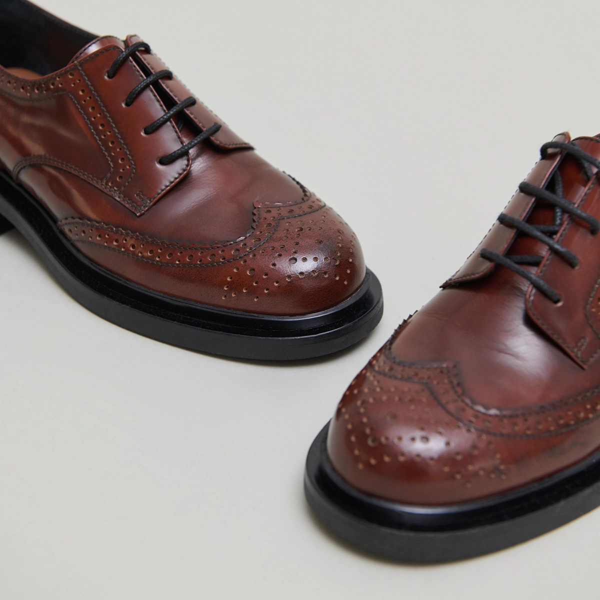 Openwork Derbies in brown glazed leather | DUERMO