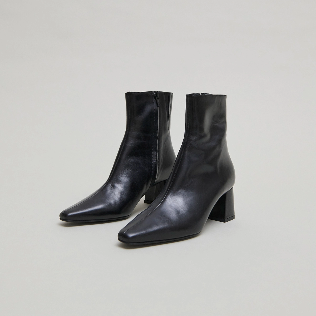 Ankle boots with wide heels in black leather | DYONISOS