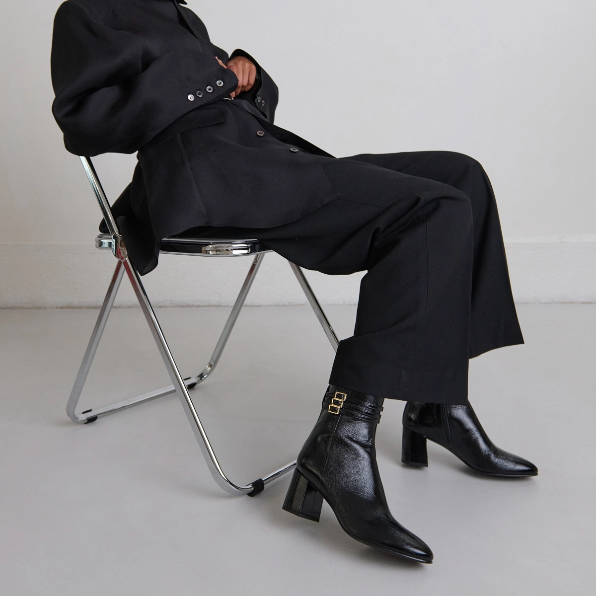 Buckle details ankle boots in black pleated patent | DURANO