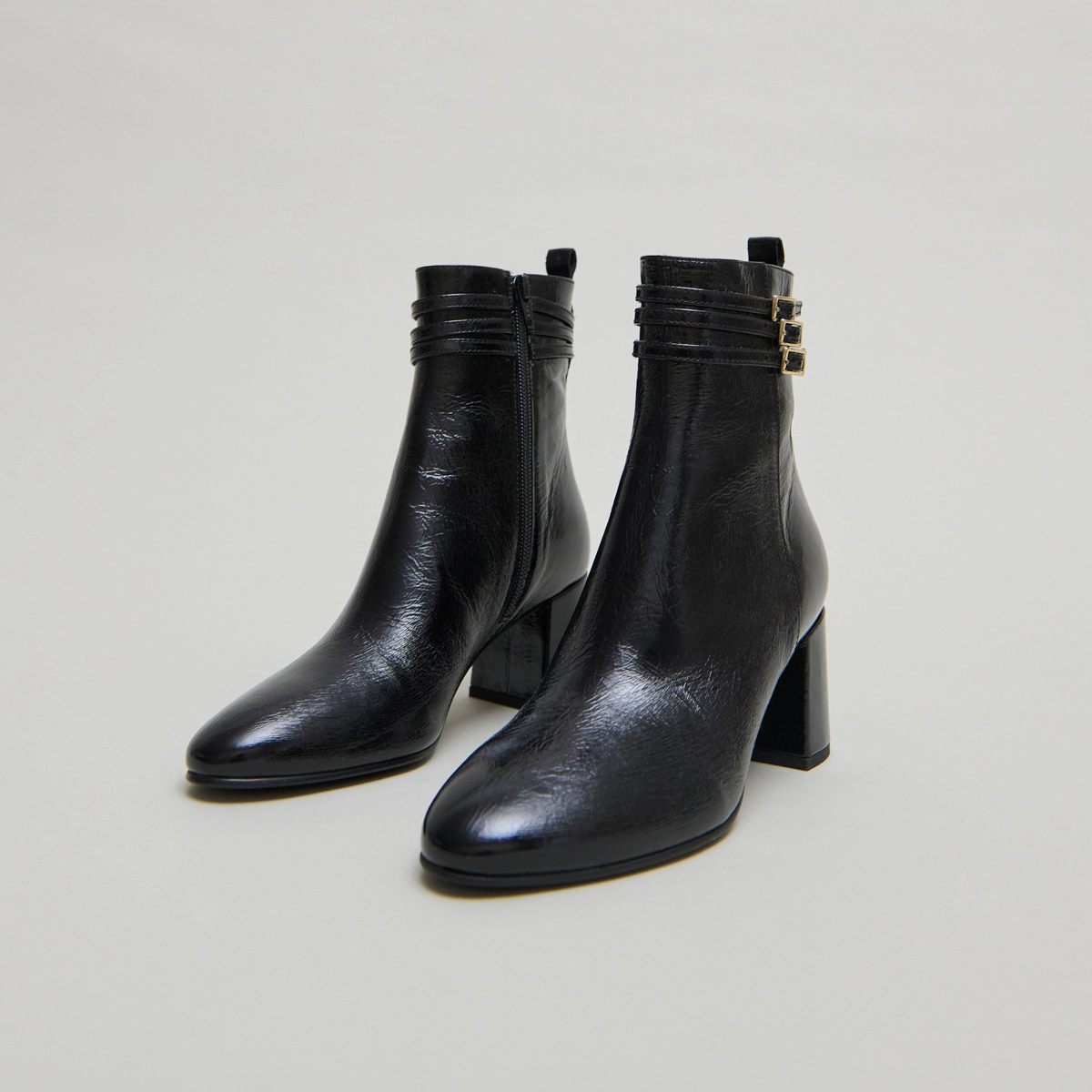 Buckle details ankle boots in black pleated patent | DURANO