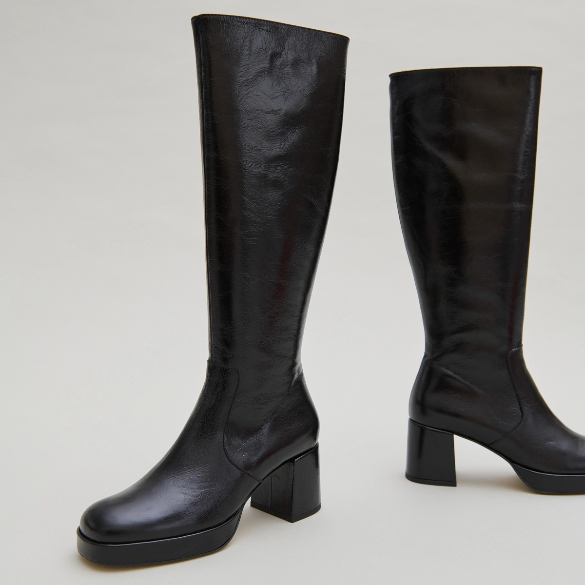 Heeled platform boots in black distressed leather | VANEO