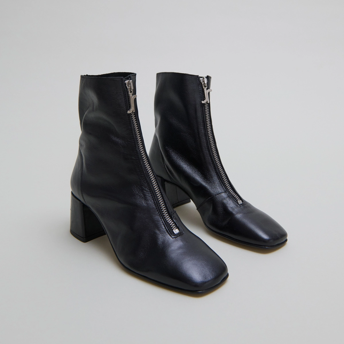 Front zip ankle boots in black leather | AMARYLLIS