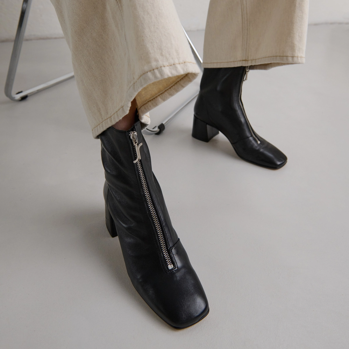 Front zip ankle boots in black leather | AMARYLLIS