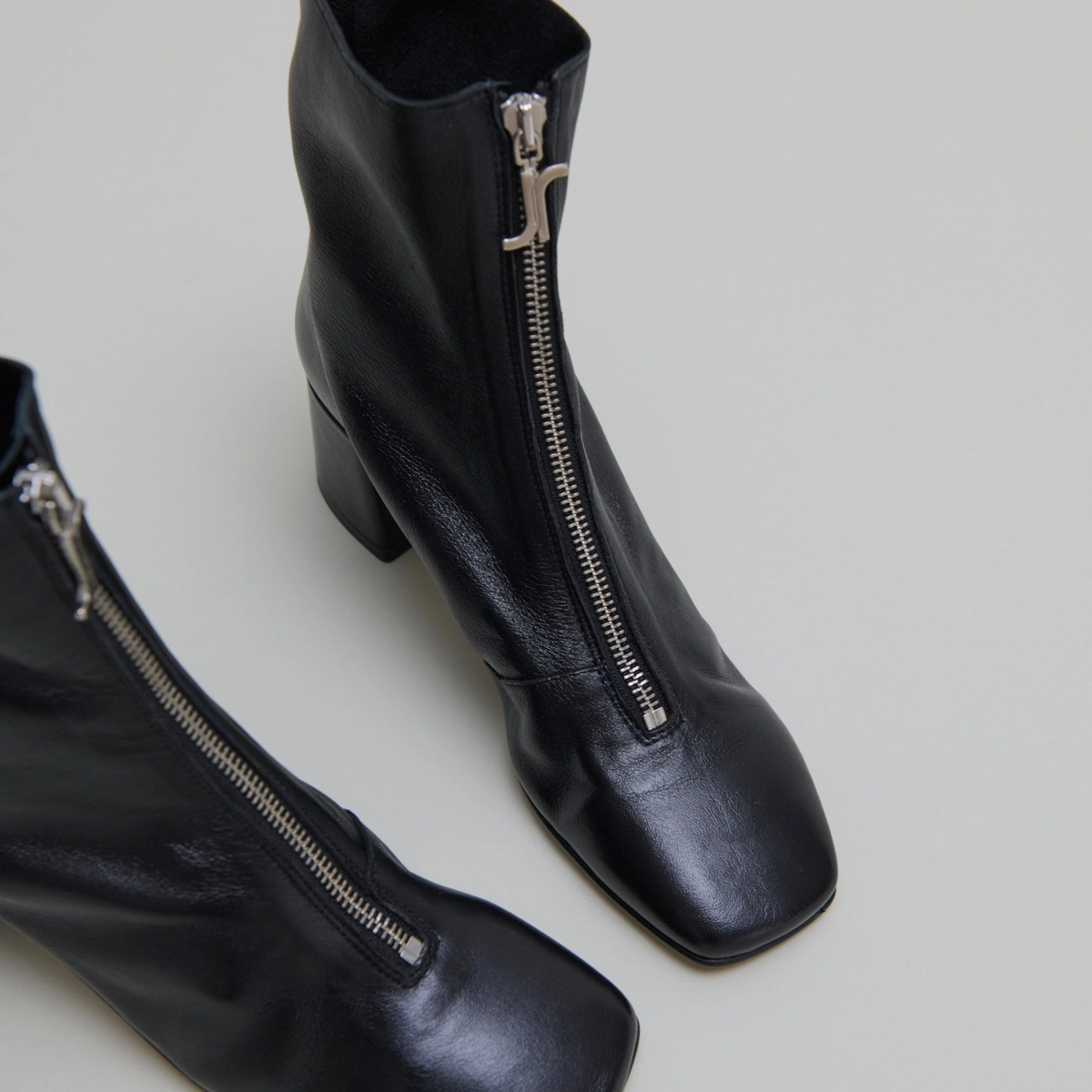 Front zip ankle boots in black leather | AMARYLLIS