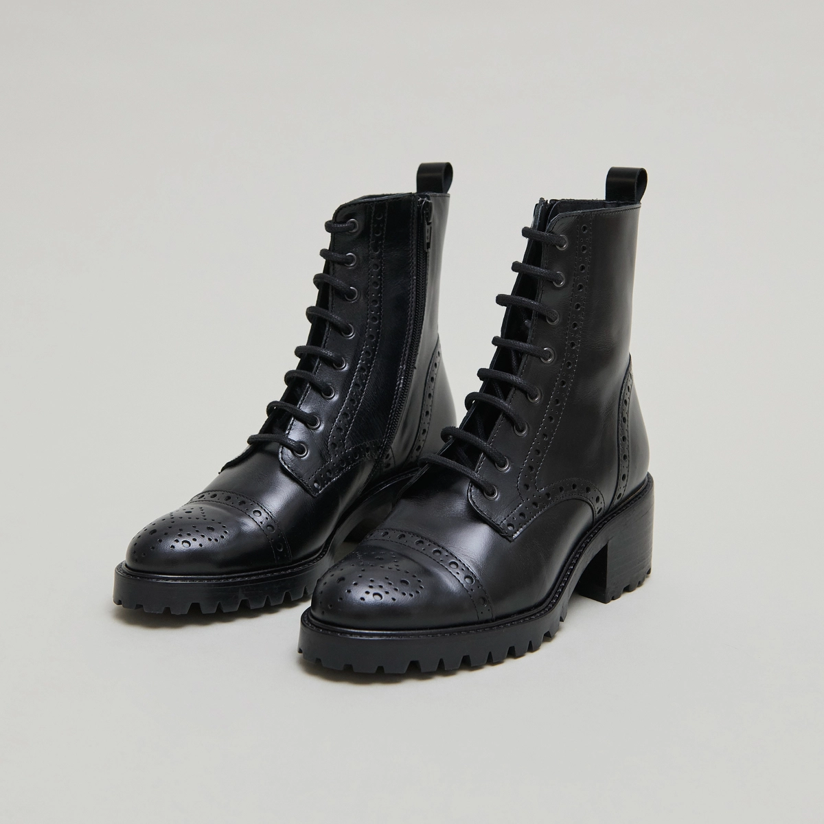 Heeled lowboots with laces in black leather | ANDERS