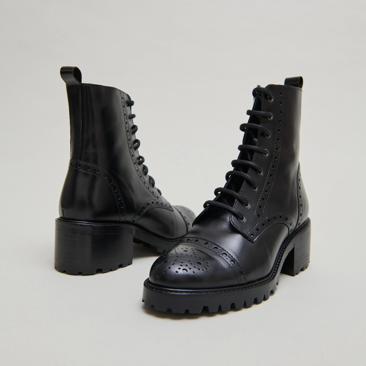 Heeled lowboots with laces in black leather | ANDERS