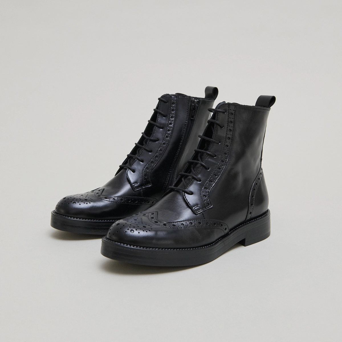 Lowboots with laces in black leather | ARI