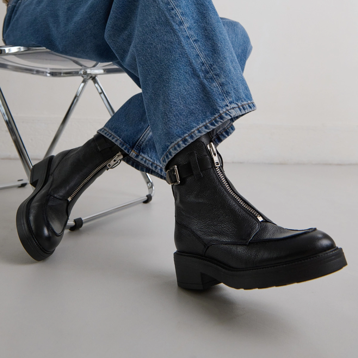 Lowboots with zips in grained leather and black leather | ARIO