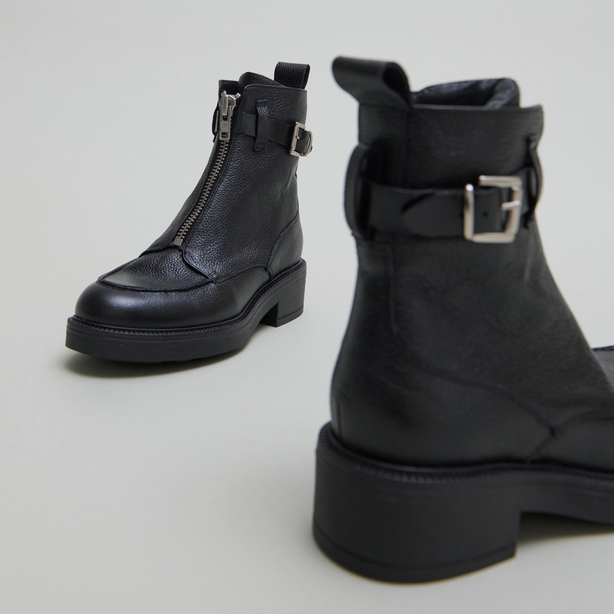 Lowboots with zips in grained leather and black leather | ARIO