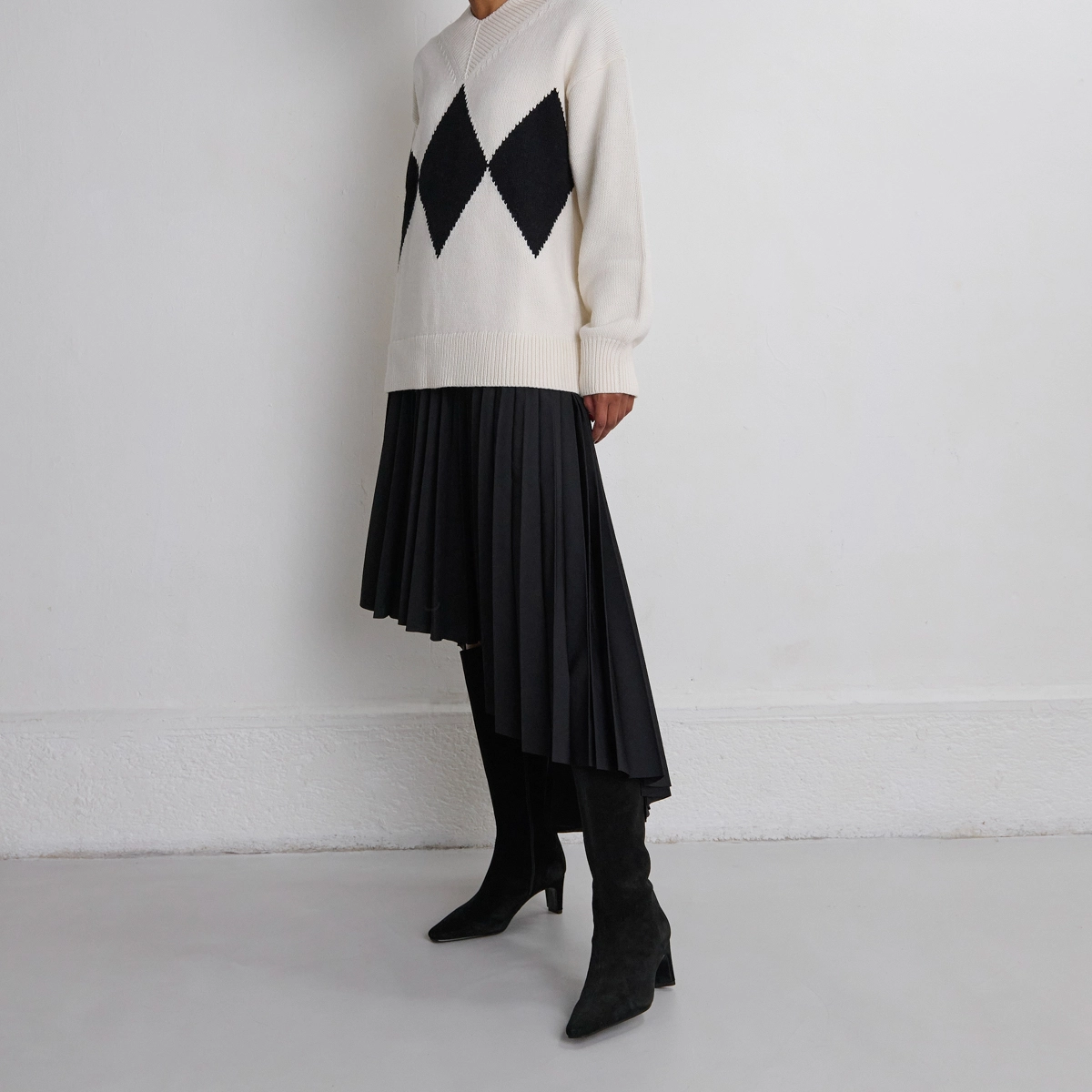 Heeled boots with pointed toes in black suede | DANOU