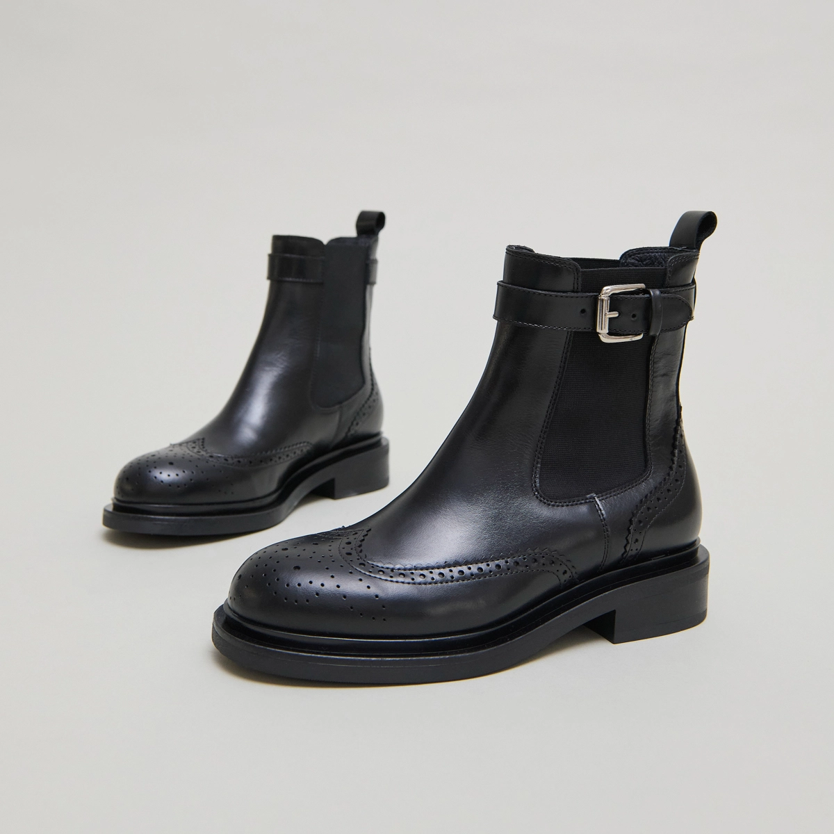 Lowboots with buckles in black leather | DOUBY