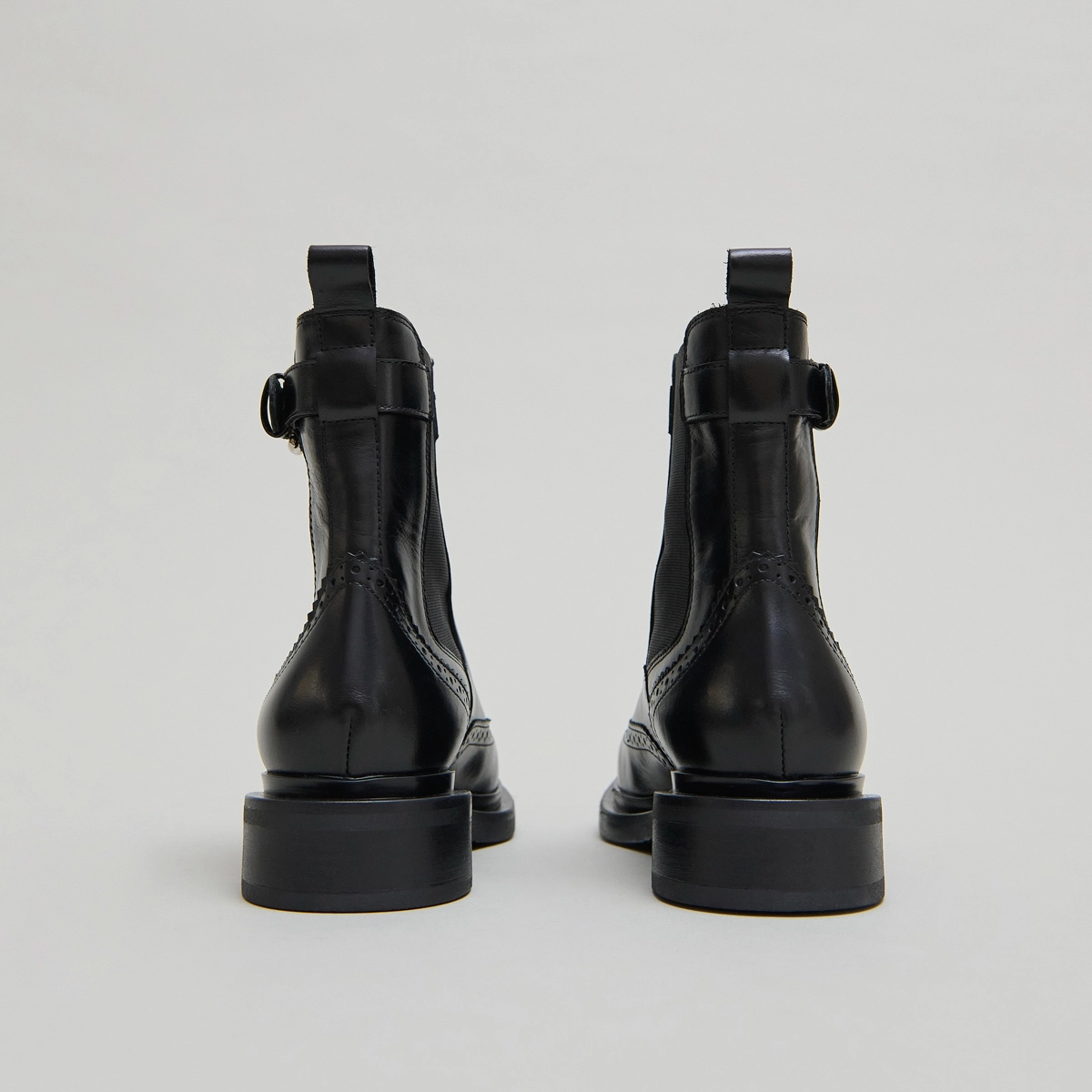 Lowboots with buckles in black leather | DOUBY