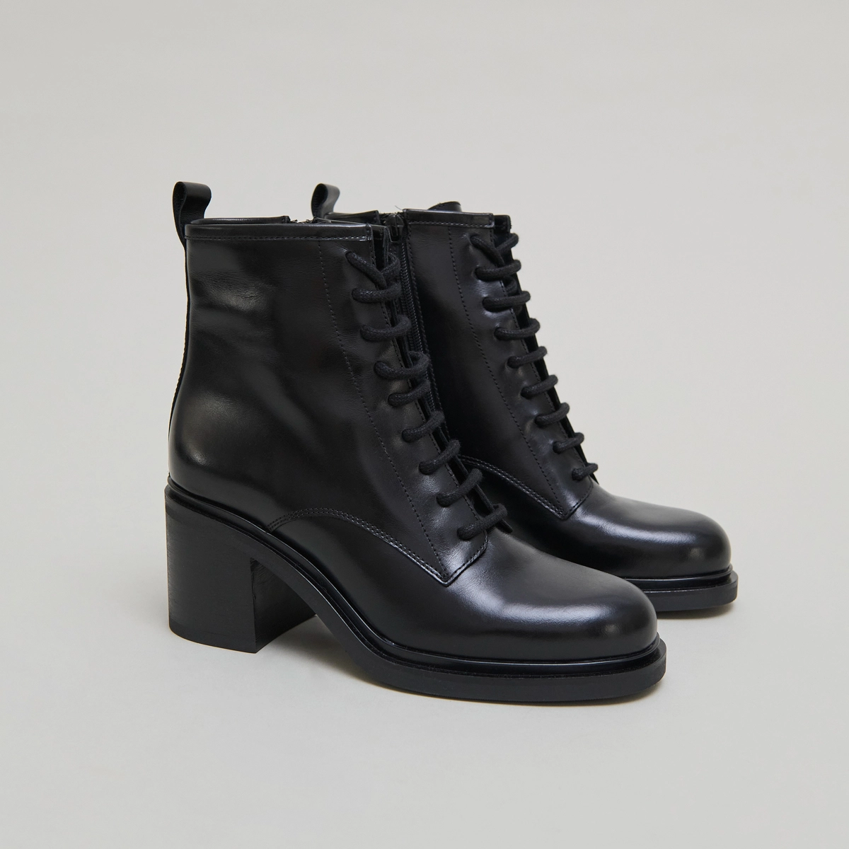 Heeled lowboots with laces in black leather | DUPLEX