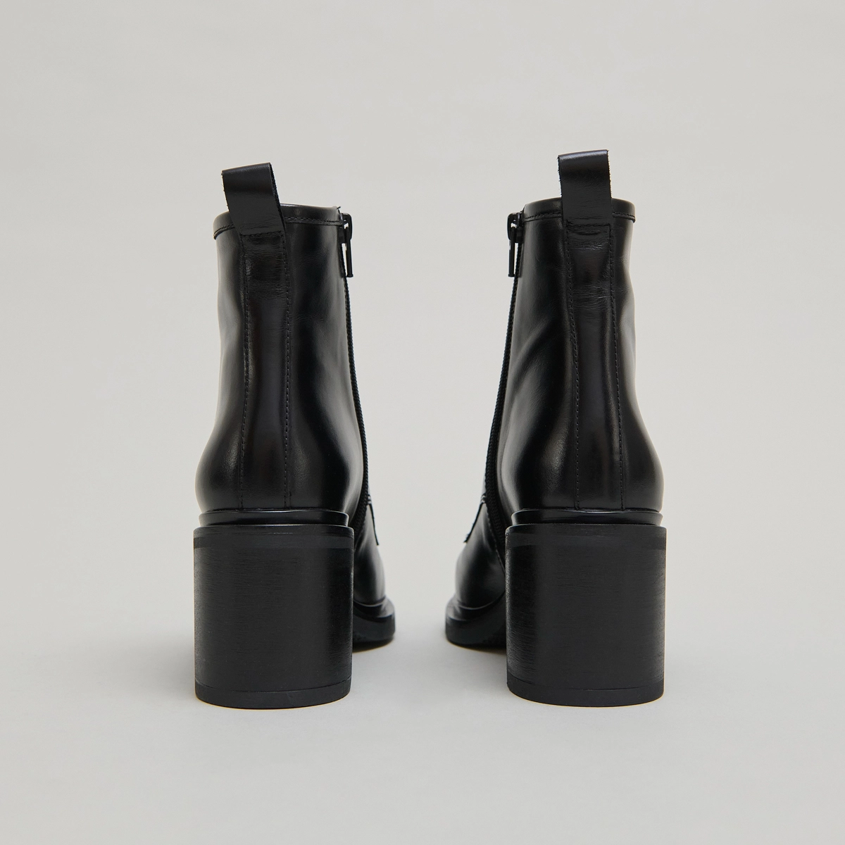 Heeled lowboots with laces in black leather | DUPLEX
