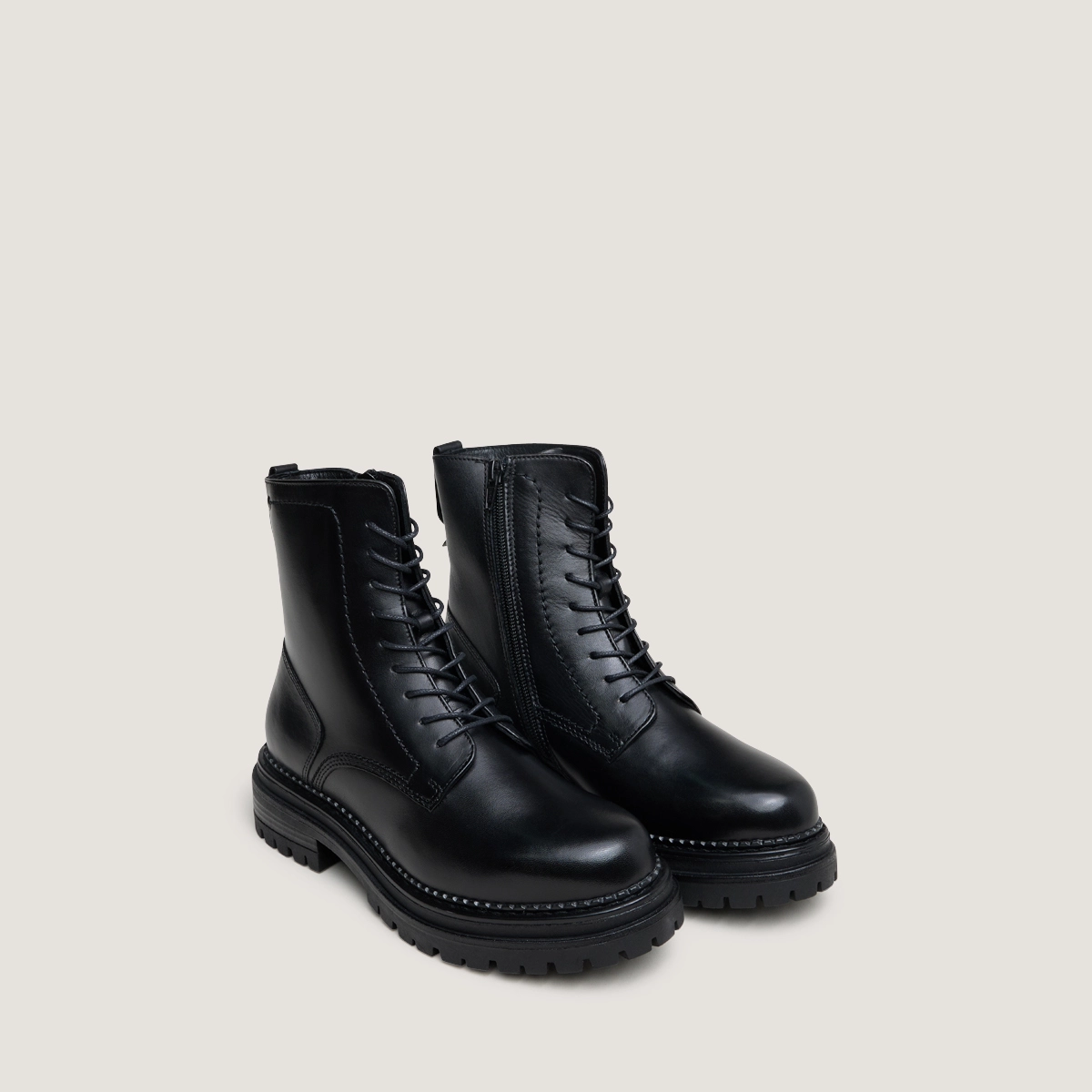 Lowboots with laces and notched soles in black leather | ADALICE