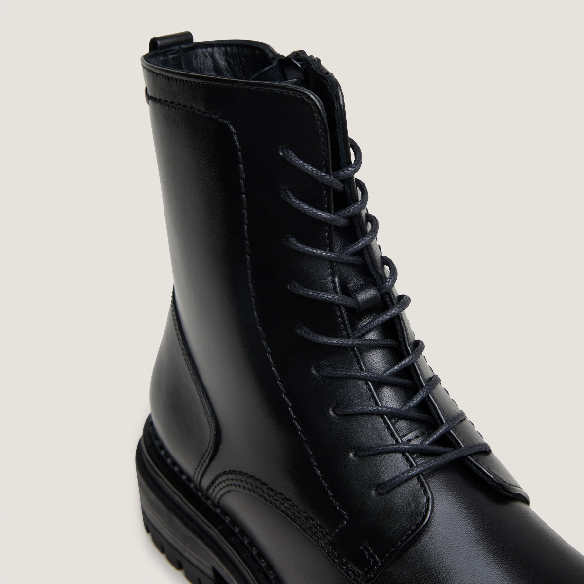 Lowboots with laces and notched soles in black leather | ADALICE