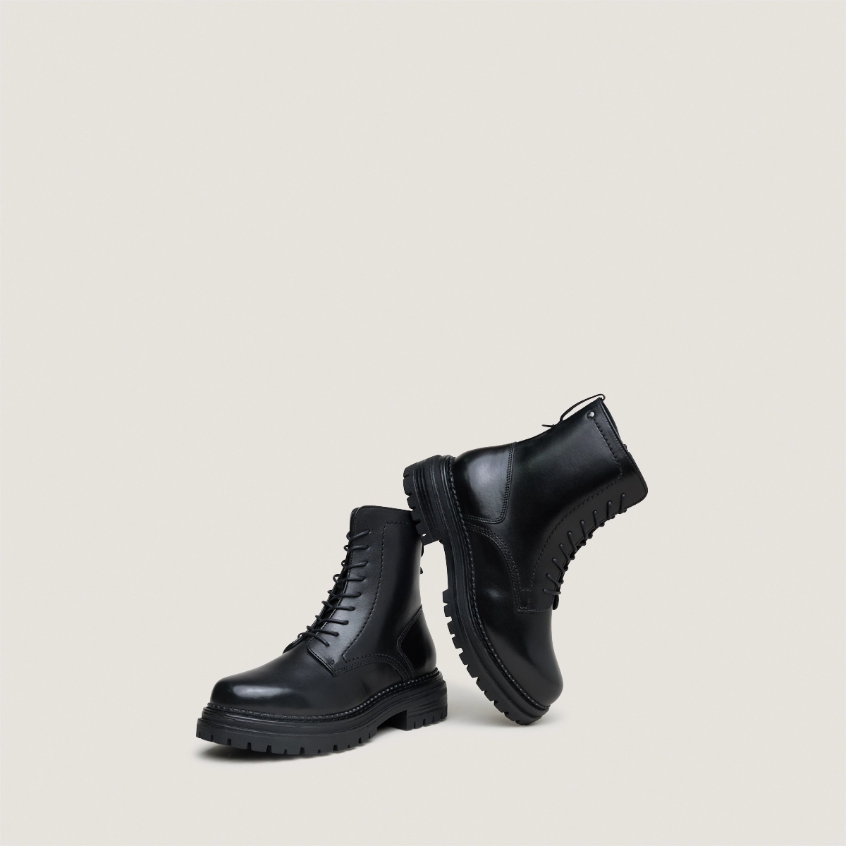 Lowboots with laces and notched soles in black leather | ADALICE