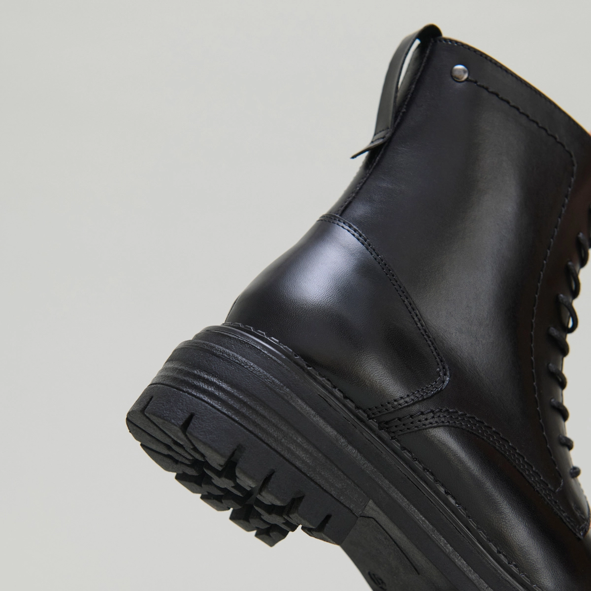 Lowboots with laces and notched soles in black leather | ADALICE