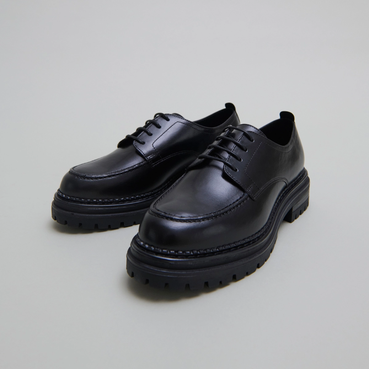 Derbies with notched soles in black leather | ADALOU