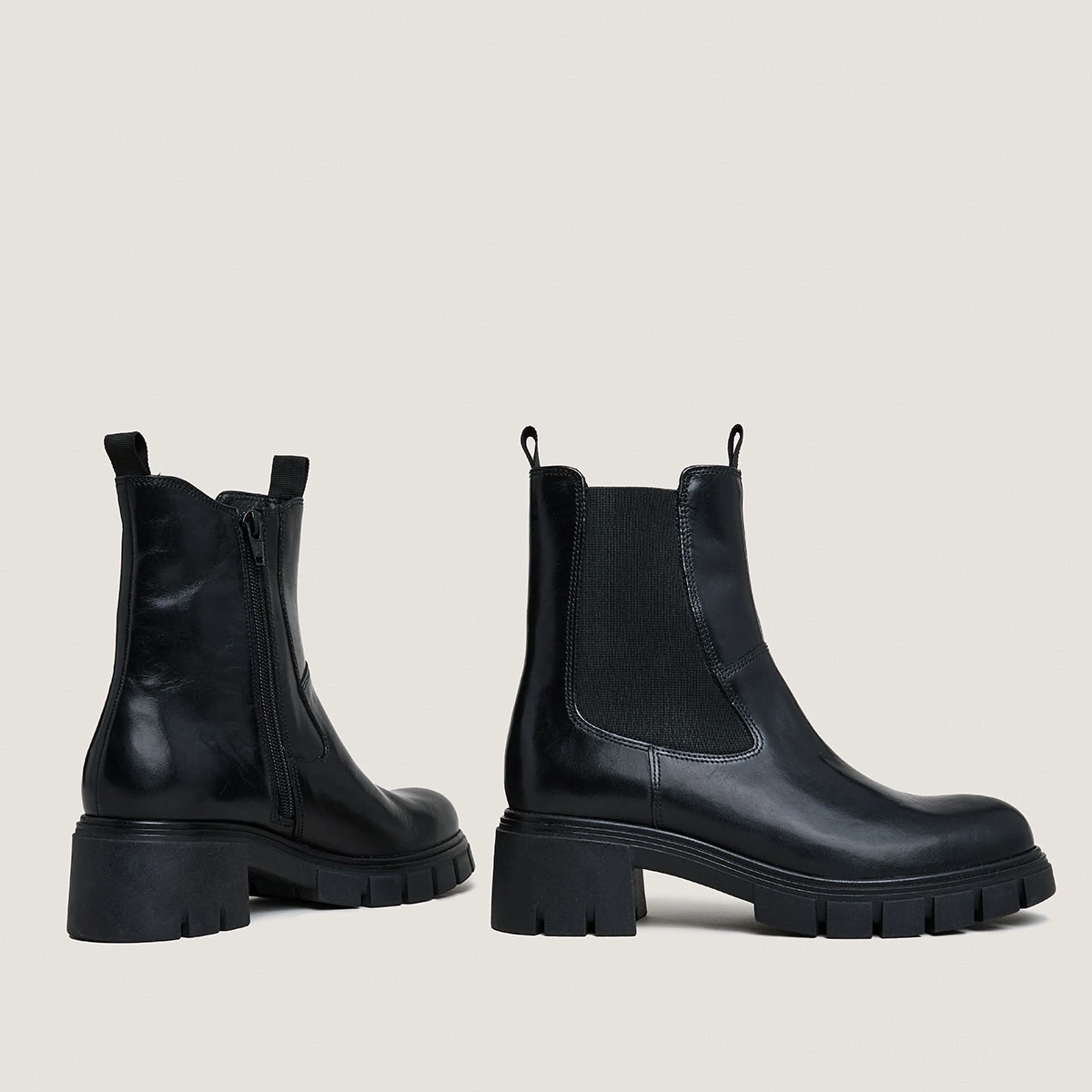 Lowboots with notched soles and round toes in black leather | ARONA