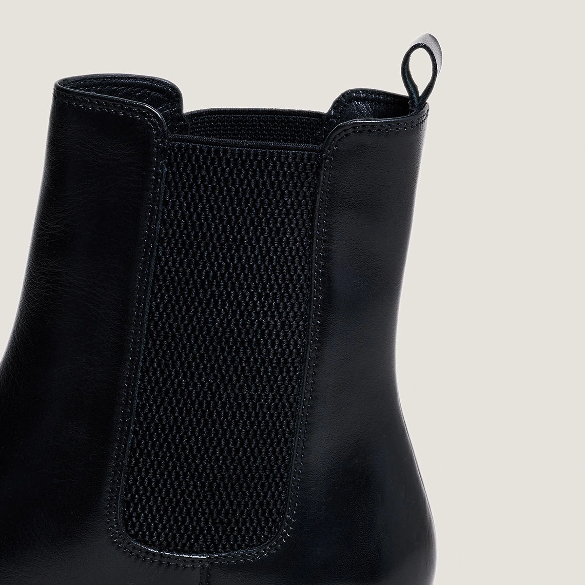 Lowboots with notched soles and round toes in black leather | ARONA