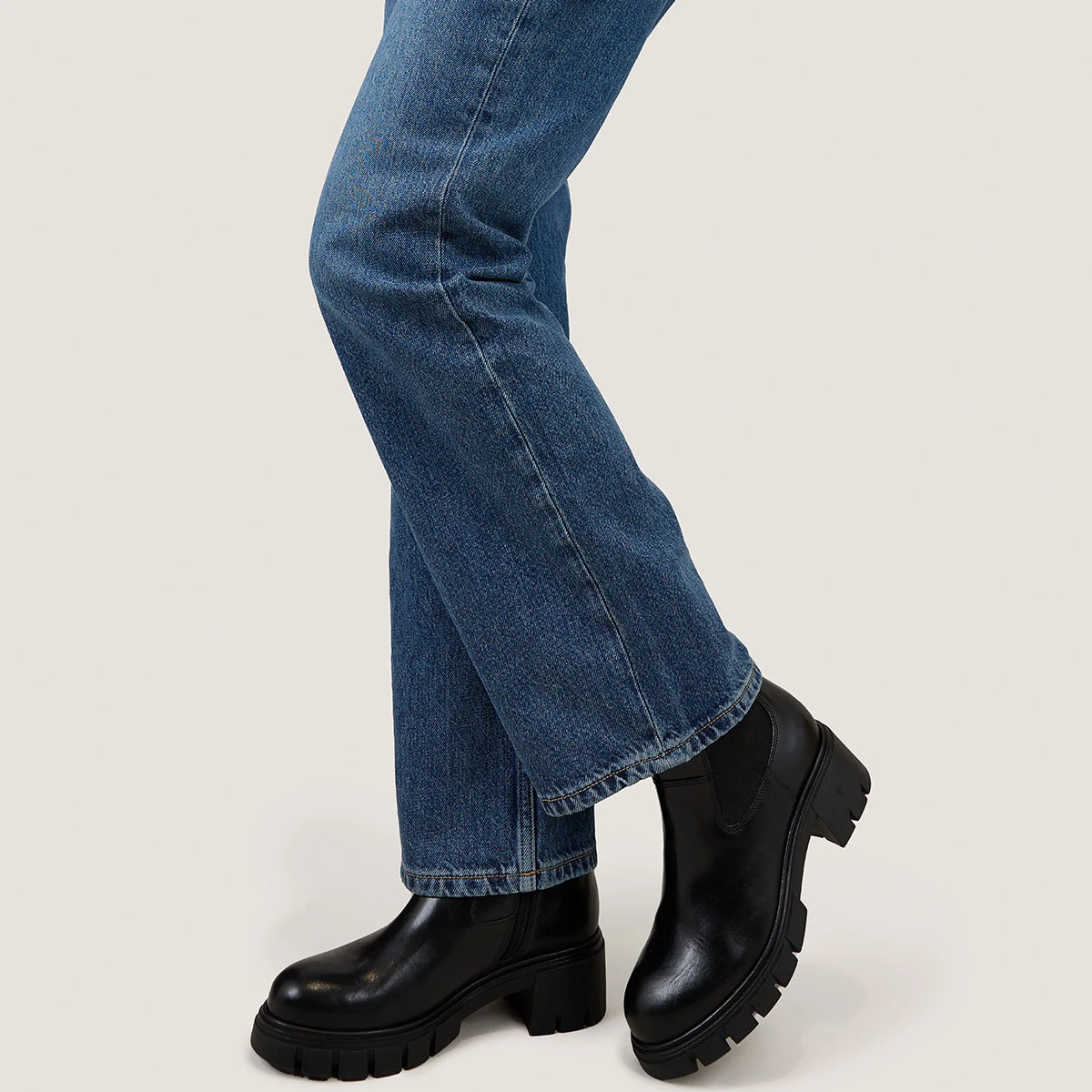 Lowboots with notched soles and round toes in black leather | ARONA