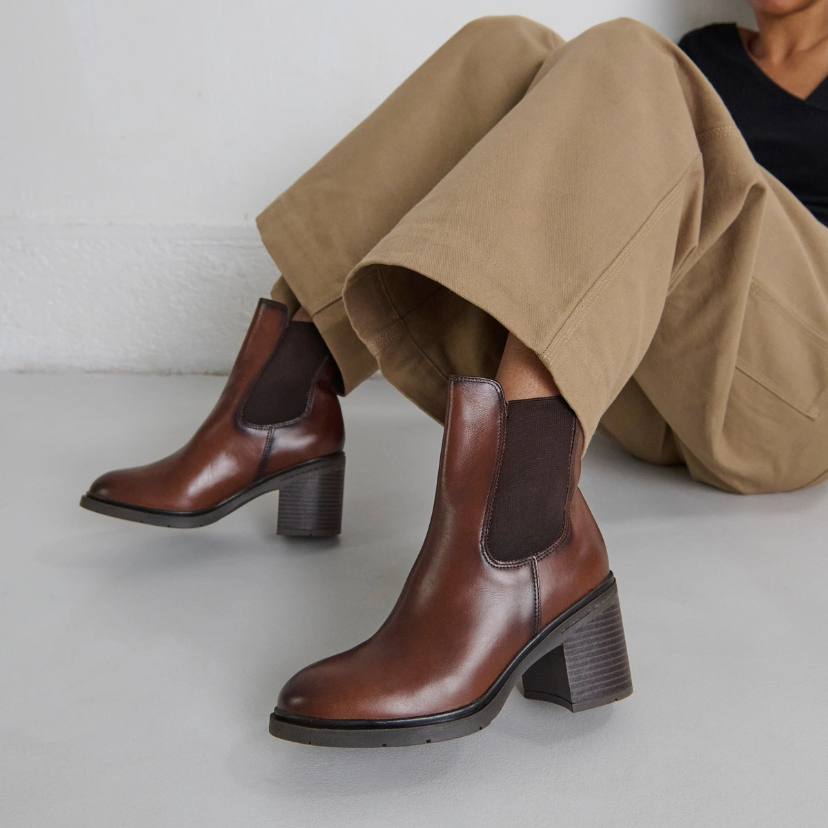 Elasticated ankle boots with rounded toes in cognac leather | ATILA